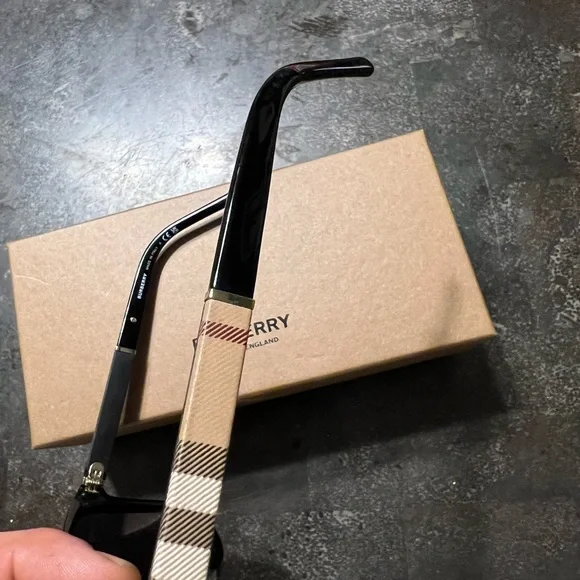 Burberry unisex sun glasses